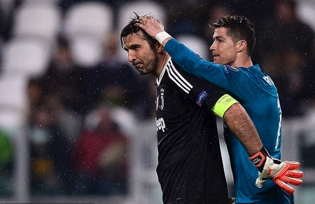 C.Ronaldo gây bất ngờ khi tươi cười chụp ảnh cùng con trai Buffon-3