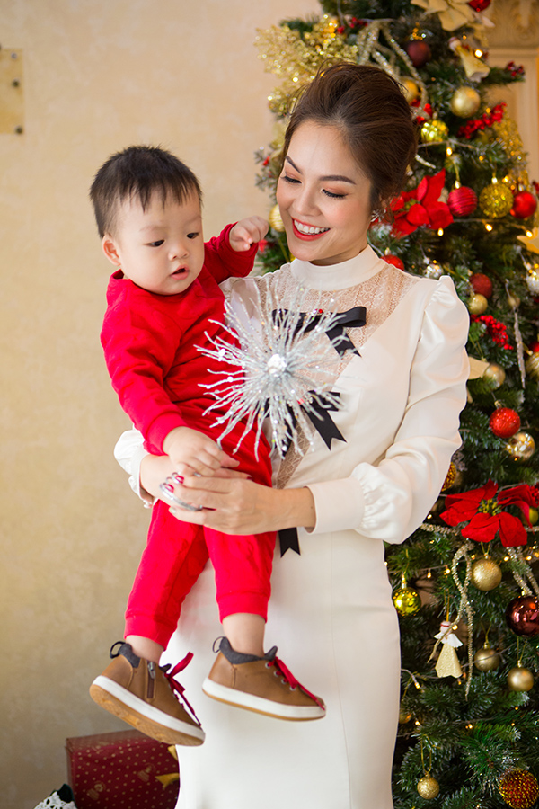 Dương Cẩm Lynh và con trai 2 tuổi chụp ảnh Giáng sinh-14