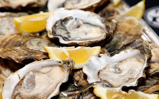 Người đàn ông mải mê ăn hàu cắn trúng viên ngọc trai 4.000 USD-1