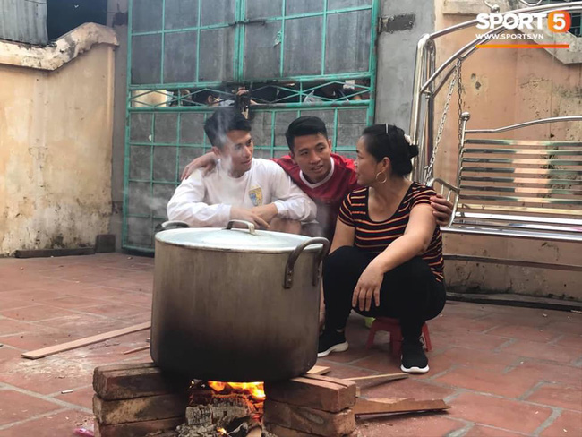 Tiến Dũng, Đình Trọng sang nhà Duy Mạnh nấu bánh chưng, nhưng những ánh mắt thiêu đốt sau khung cửa mới gây sốt-2