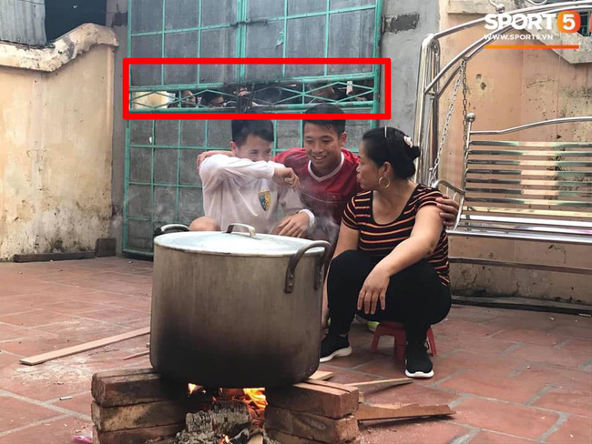 Tiến Dũng, Đình Trọng sang nhà Duy Mạnh nấu bánh chưng, nhưng những ánh mắt thiêu đốt sau khung cửa mới gây sốt-4