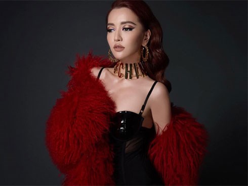 Vốn đã xinh không cần son phấn nên Bích Phương càng makeup đậm lại càng phản tác dụng