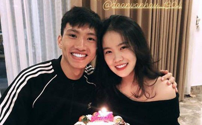 Bạn gái Văn Hậu đăng ảnh ôm bánh kem mừng sinh nhật 18 tuổi, nhưng fan đoán món quà to nhất là...-1