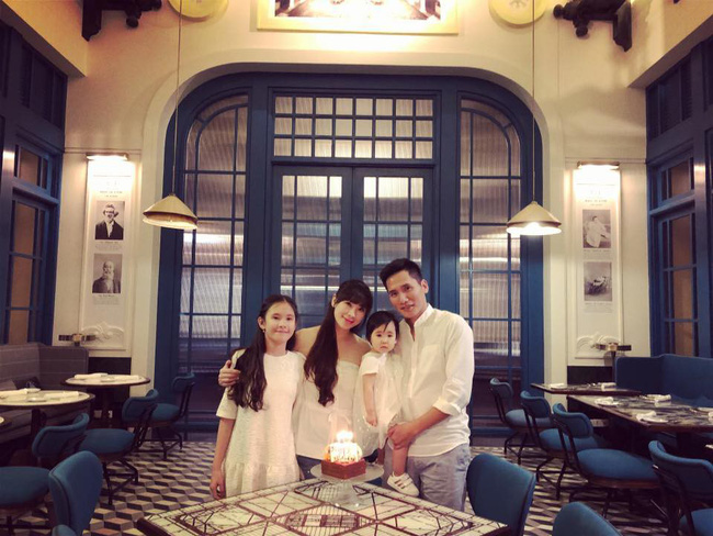 Ngỡ ngàng trước nhan sắc vợ của BTV Quốc Khánh: Trẻ trung bất chấp tuổi tác, 2 con vẫn đẹp như lúc đôi mươi-5