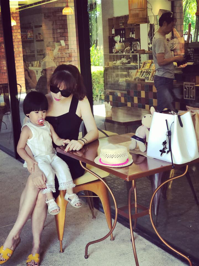 Ngỡ ngàng trước nhan sắc vợ của BTV Quốc Khánh: Trẻ trung bất chấp tuổi tác, 2 con vẫn đẹp như lúc đôi mươi-6