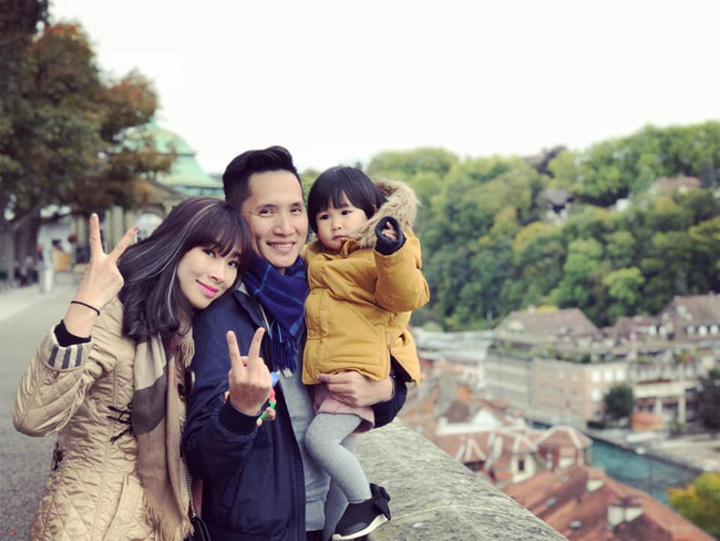 Ngỡ ngàng trước nhan sắc vợ của BTV Quốc Khánh: Trẻ trung bất chấp tuổi tác, 2 con vẫn đẹp như lúc đôi mươi-14