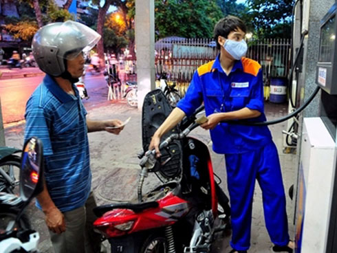 Giá xăng giảm mạnh ngay đêm giao thừa dù thuế tăng 1.000 đồng/lít-2