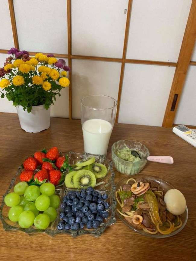 Khoe mâm cơm rực rỡ sắc màu, cô nàng độc thân bị chị em quay lưng vì thực đơn chẳng giống ai-2