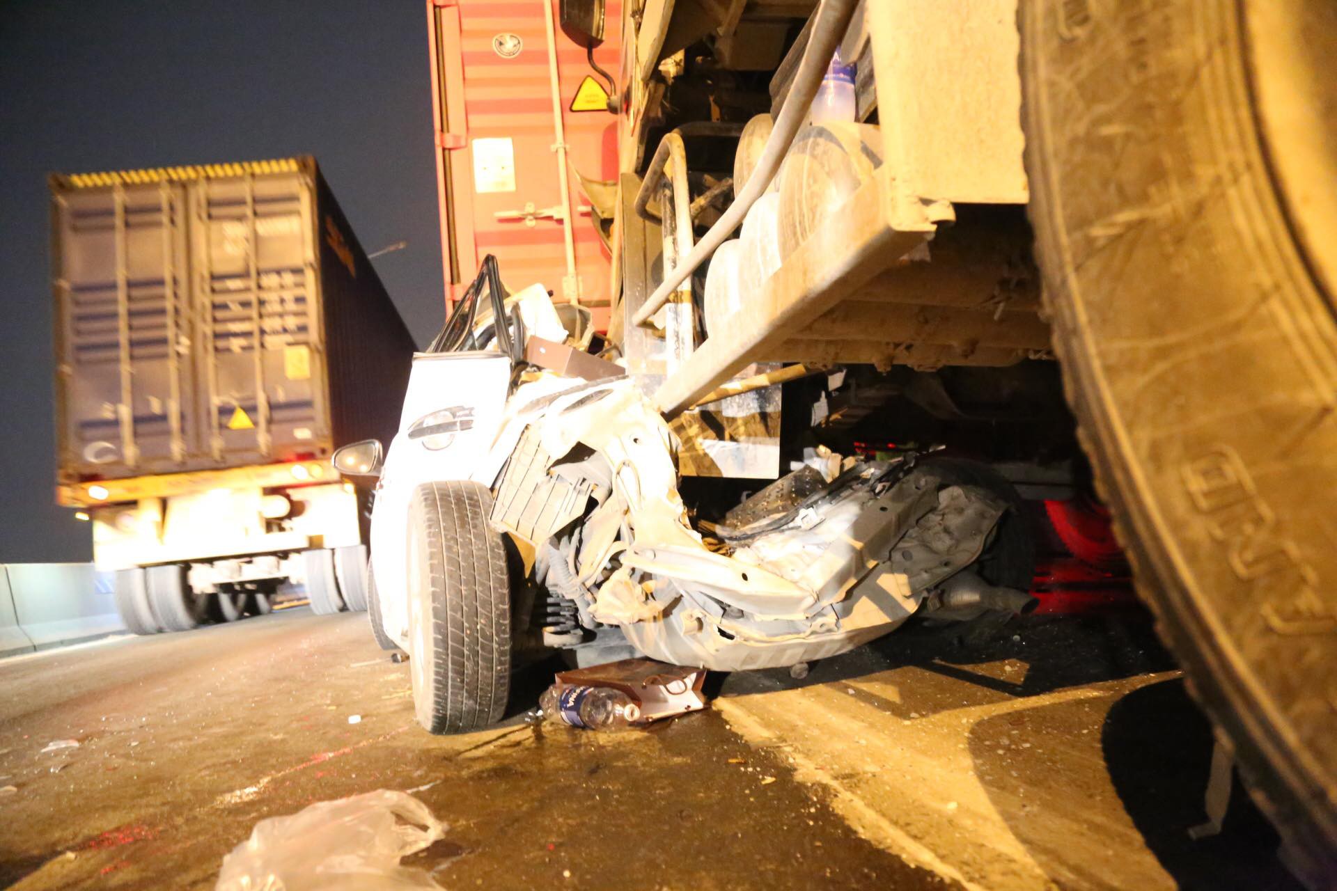 Tông xe liên hoàn trên cầu thần chết ở Sài Gòn, ô tô 4 chỗ bị đè bẹp giữa hai xe container-1