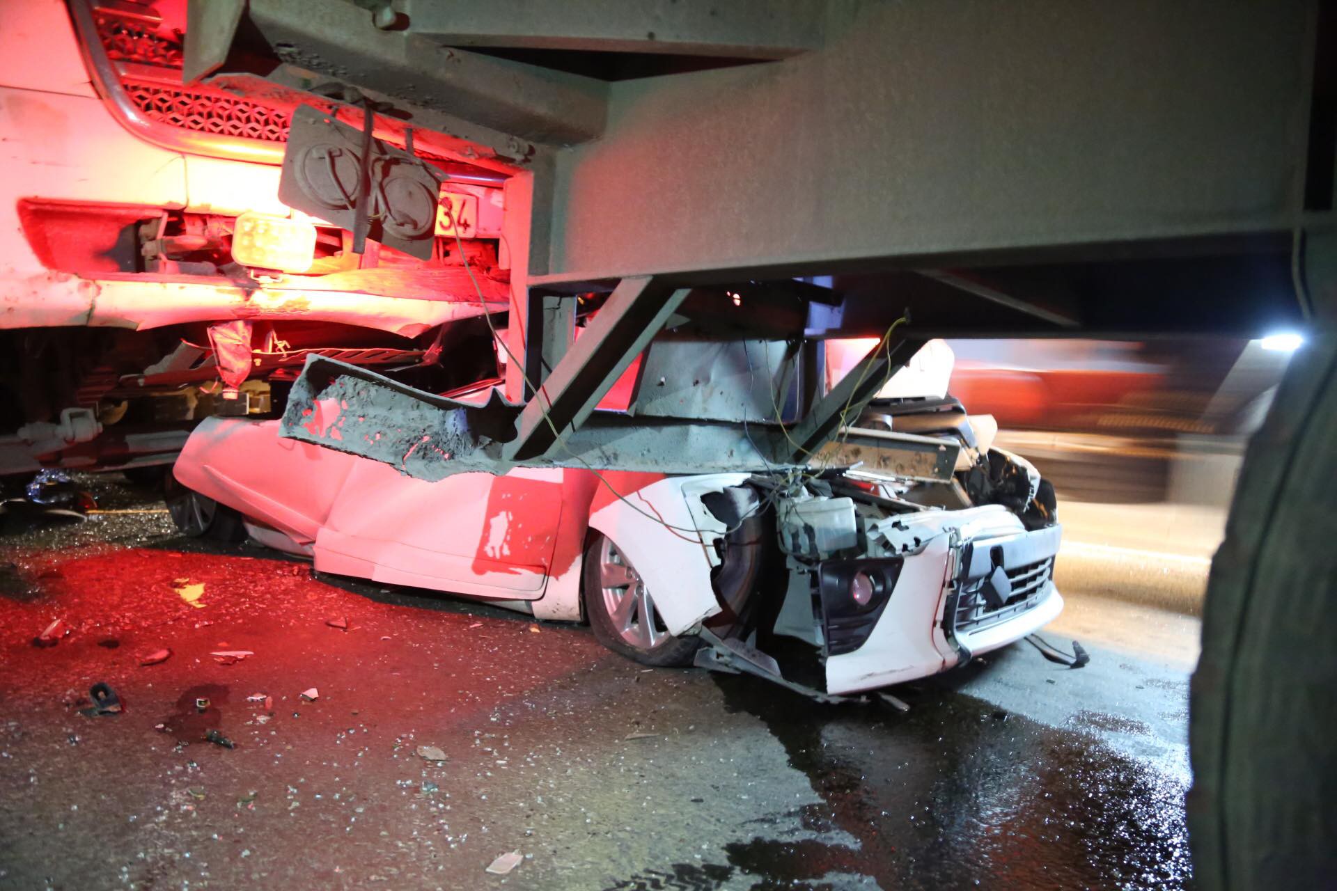 Tông xe liên hoàn trên cầu thần chết ở Sài Gòn, ô tô 4 chỗ bị đè bẹp giữa hai xe container-2