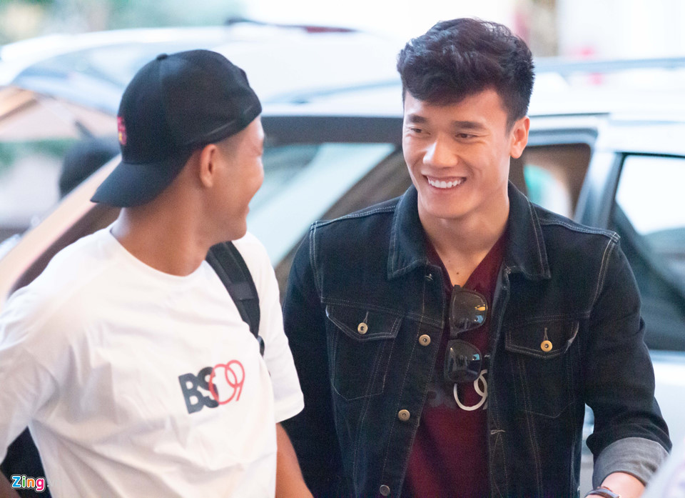 Thủ môn Bùi Tiến Dũng tươi cười, Xuân Trường lạnh lùng khi hội quân-1