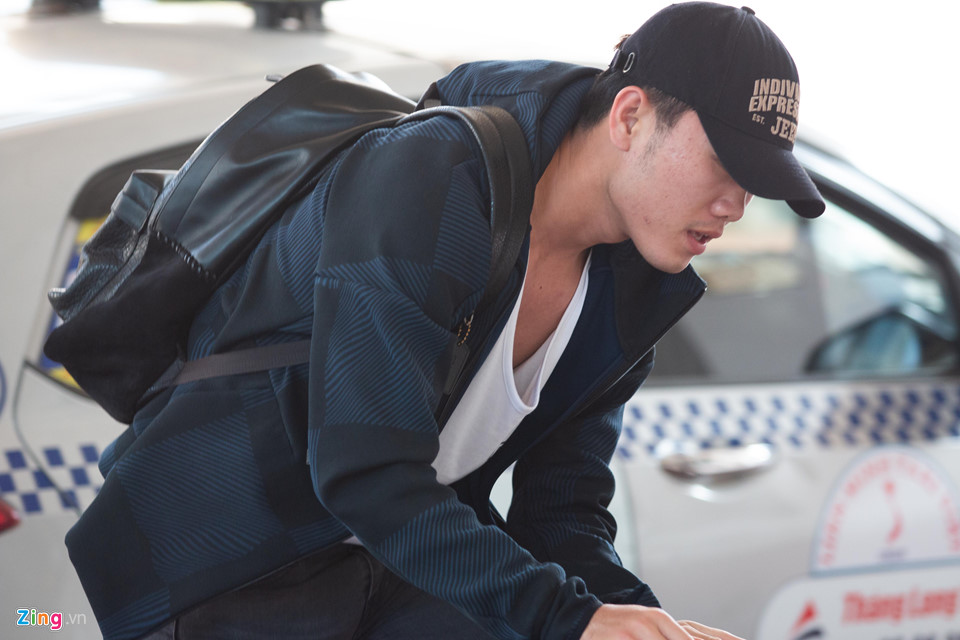 Thủ môn Bùi Tiến Dũng tươi cười, Xuân Trường lạnh lùng khi hội quân-4