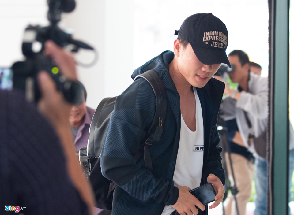 Thủ môn Bùi Tiến Dũng tươi cười, Xuân Trường lạnh lùng khi hội quân-5