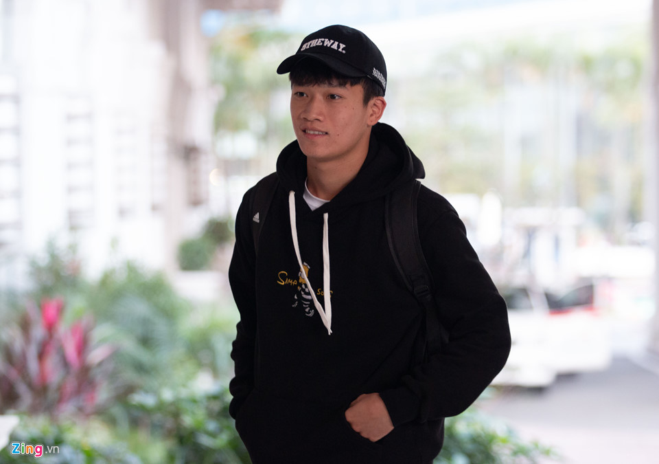 Thủ môn Bùi Tiến Dũng tươi cười, Xuân Trường lạnh lùng khi hội quân-7