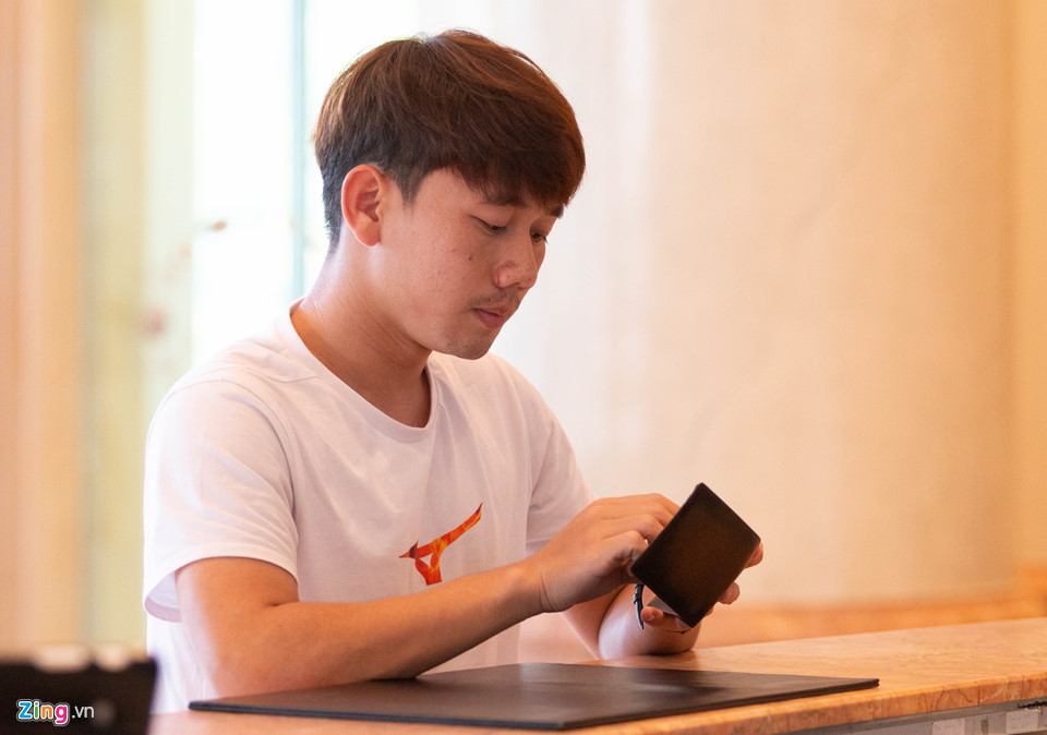 Thủ môn Bùi Tiến Dũng tươi cười, Xuân Trường lạnh lùng khi hội quân-6