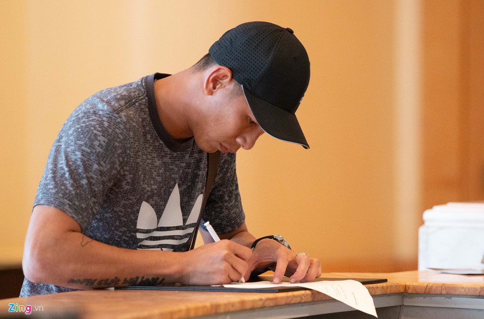 Thủ môn Bùi Tiến Dũng tươi cười, Xuân Trường lạnh lùng khi hội quân-11