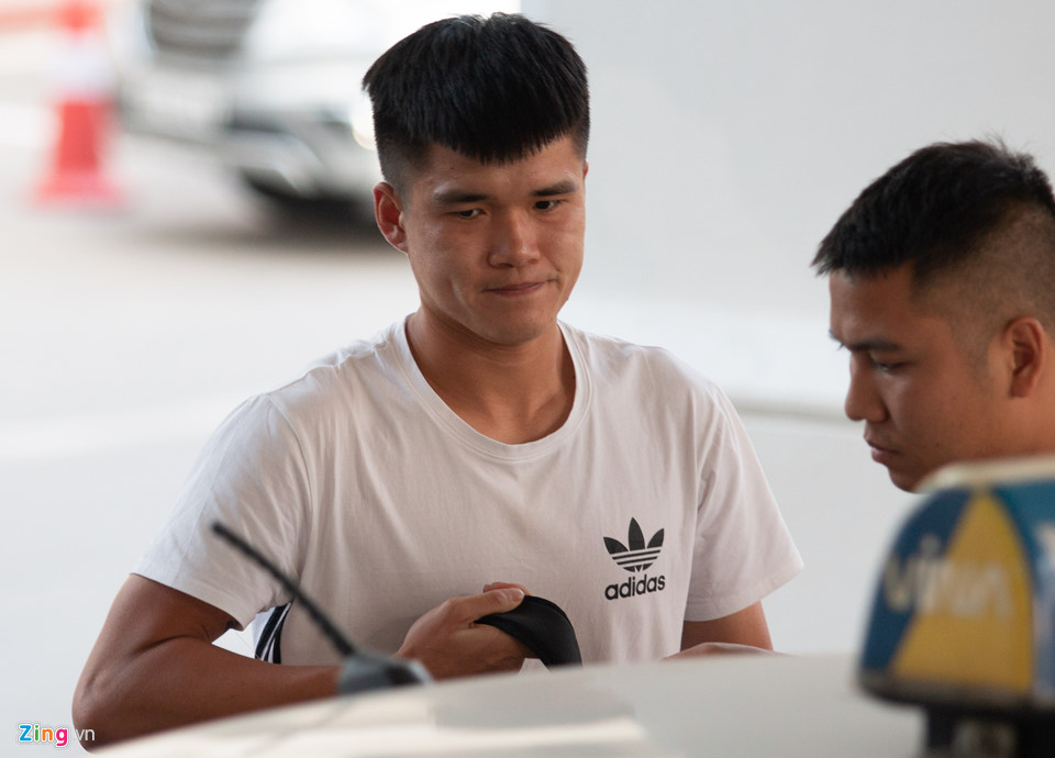 Thủ môn Bùi Tiến Dũng tươi cười, Xuân Trường lạnh lùng khi hội quân-9