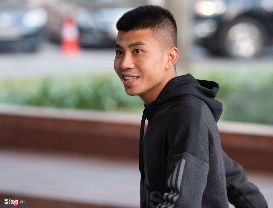 Thủ môn Bùi Tiến Dũng tươi cười, Xuân Trường lạnh lùng khi hội quân-8