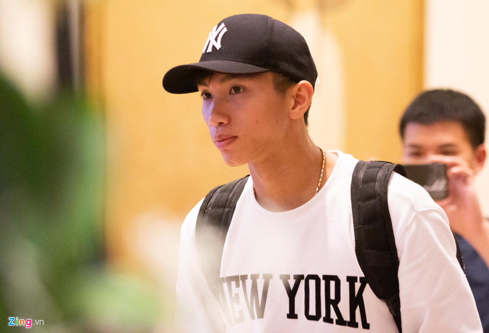 Thủ môn Bùi Tiến Dũng tươi cười, Xuân Trường lạnh lùng khi hội quân-10