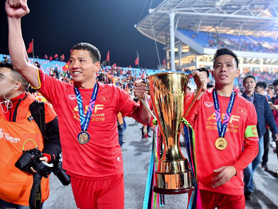 Công Phượng làm tóc giống súp lơ, Văn Toàn trở lại với kiểu ông già đầu bạc-13