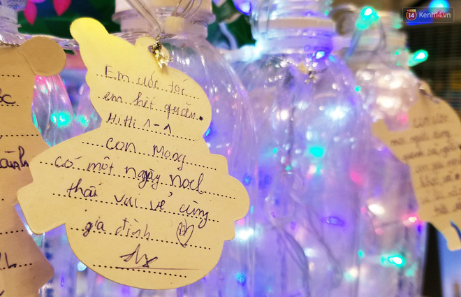 Những điều ước giản đơn trên cây thông Noel làm bằng vỏ chai nhựa ở Sài Gòn: Con ước ba mẹ sẽ không cãi nhau nữa...-4
