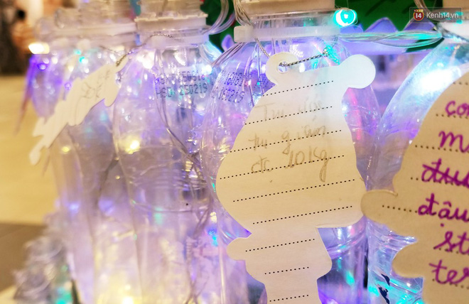 Những điều ước giản đơn trên cây thông Noel làm bằng vỏ chai nhựa ở Sài Gòn: Con ước ba mẹ sẽ không cãi nhau nữa...-5