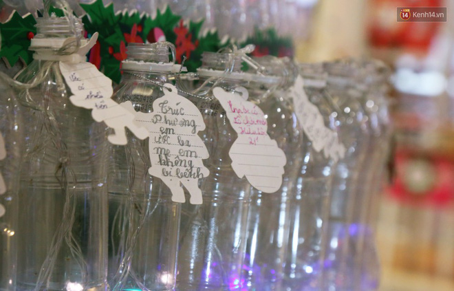 Những điều ước giản đơn trên cây thông Noel làm bằng vỏ chai nhựa ở Sài Gòn: Con ước ba mẹ sẽ không cãi nhau nữa...-10
