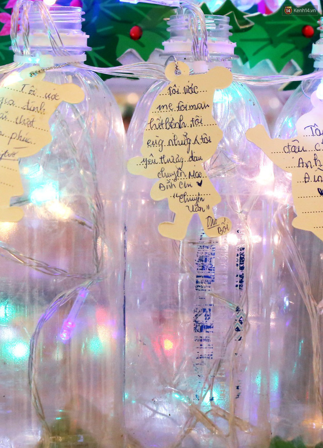 Những điều ước giản đơn trên cây thông Noel làm bằng vỏ chai nhựa ở Sài Gòn: Con ước ba mẹ sẽ không cãi nhau nữa...-11