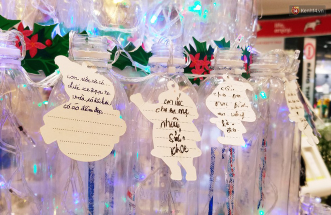 Những điều ước giản đơn trên cây thông Noel làm bằng vỏ chai nhựa ở Sài Gòn: Con ước ba mẹ sẽ không cãi nhau nữa...-9