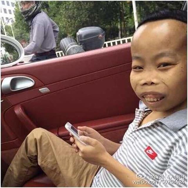 Sau thời gian dài chữa bệnh, đại gia xấu xí Trần Sơn trở lại với vẻ bảnh bao khác lạ-1