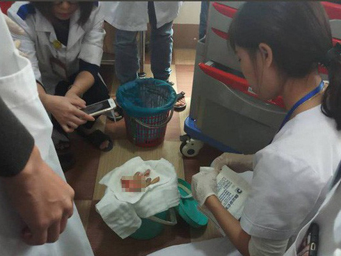 Vụ chém đứt rời tay tài xế taxi: Cha bị đánh gãy răng, con vác dao đi trả thù-2