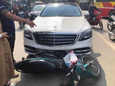 Đâm Mercedes mới, tài xế Grab sợ đến mức 