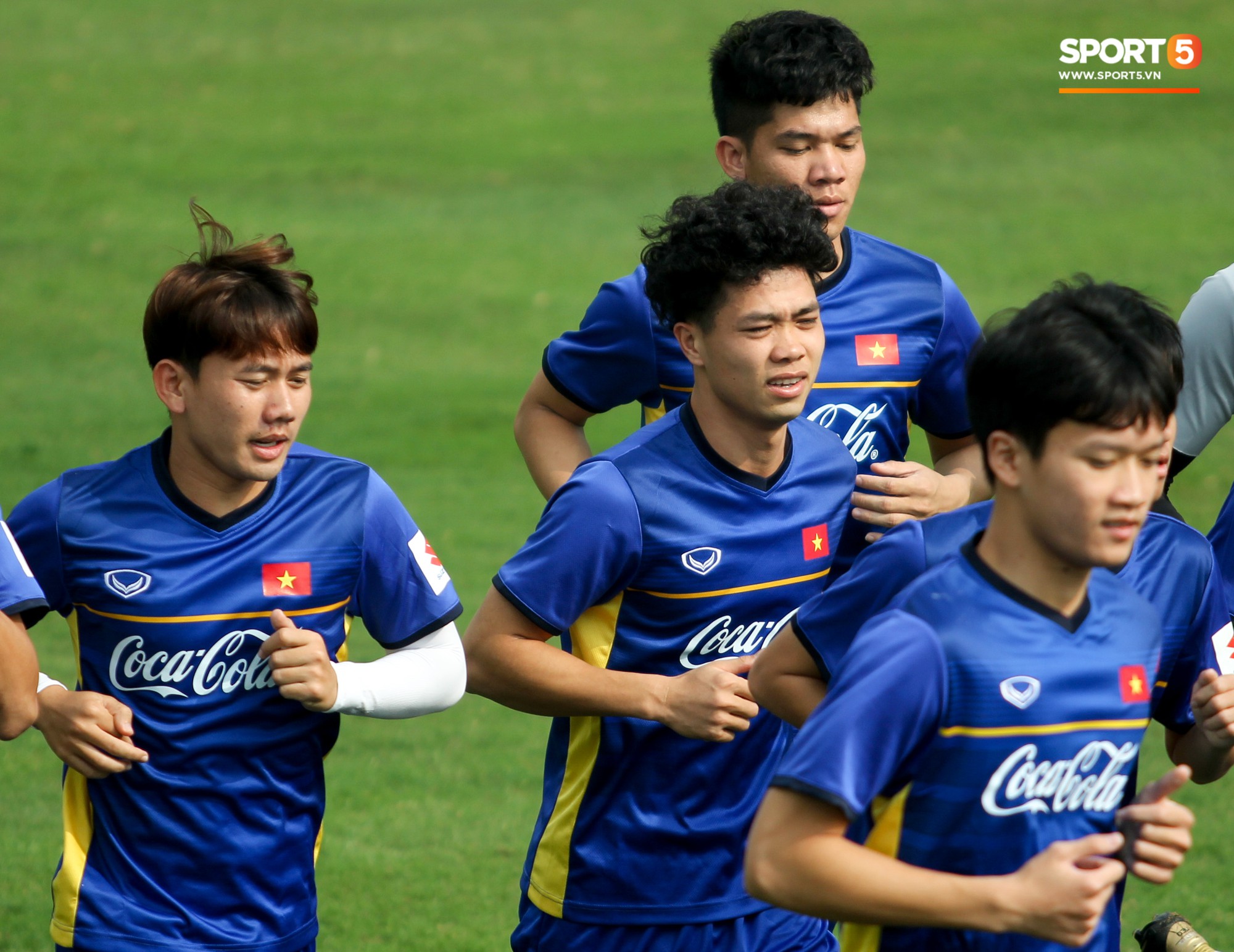 Công Phượng làm tóc giống súp lơ, Văn Toàn trở lại với kiểu ông già đầu bạc-1