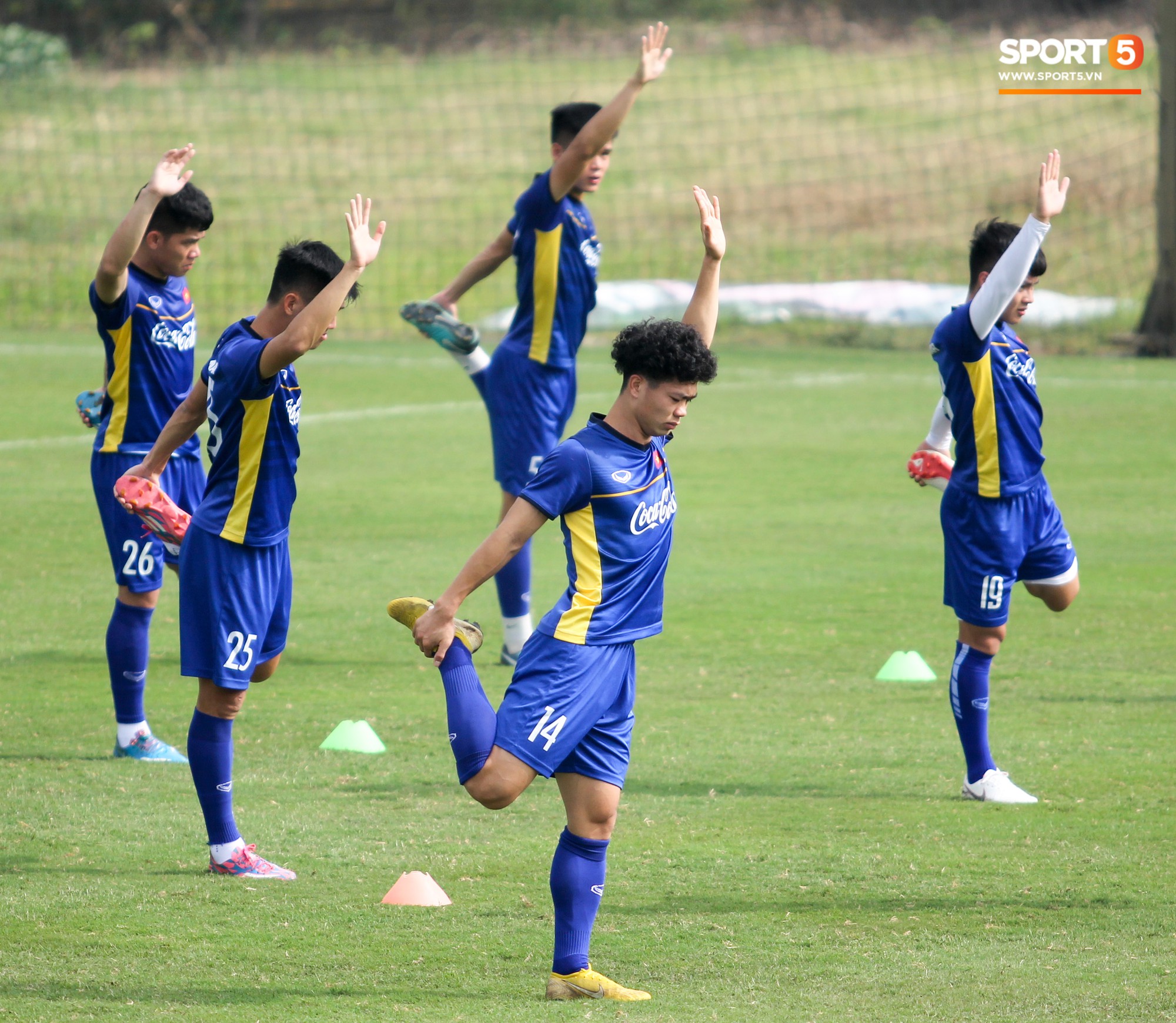 Công Phượng làm tóc giống súp lơ, Văn Toàn trở lại với kiểu ông già đầu bạc-10