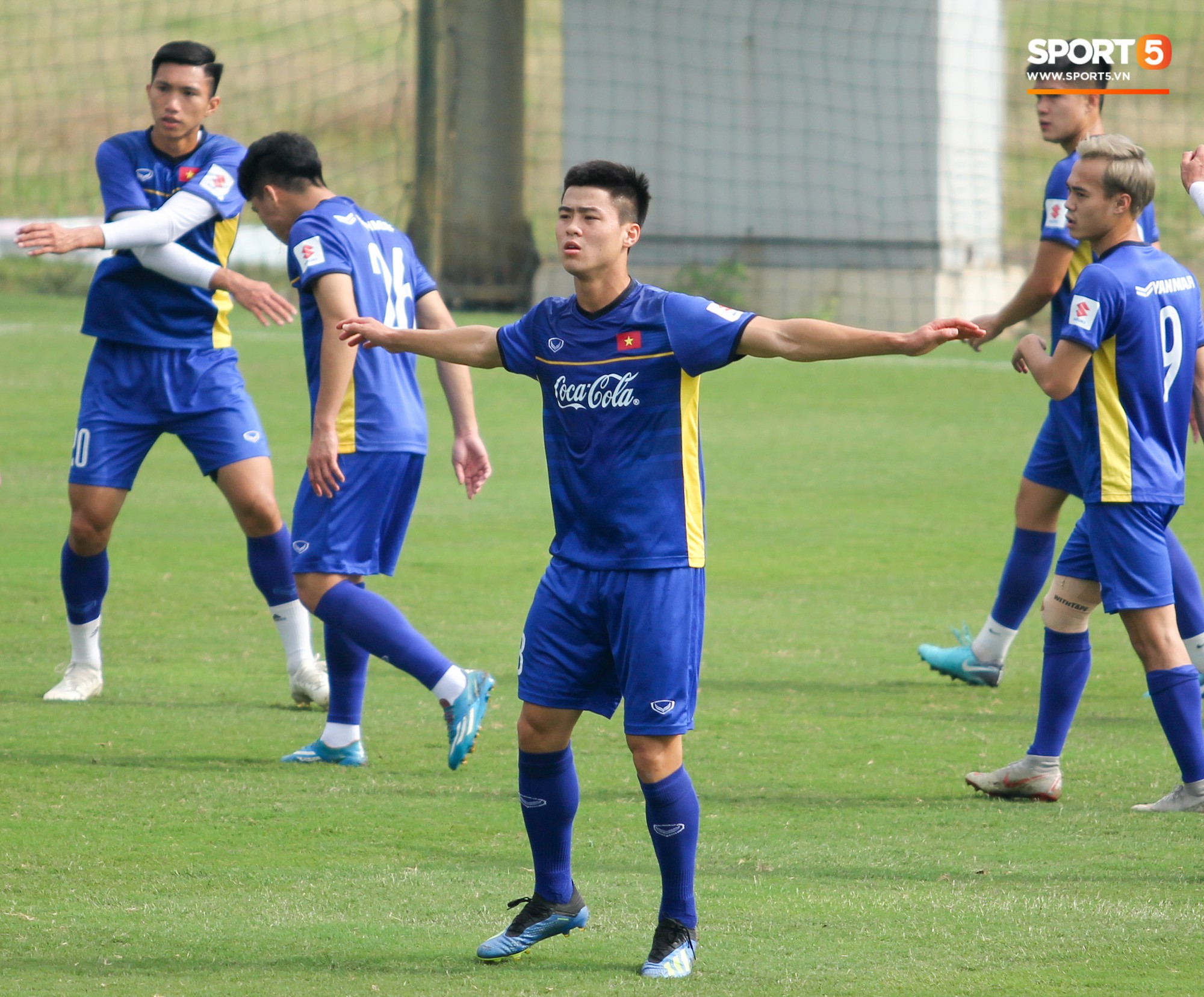 Công Phượng làm tóc giống súp lơ, Văn Toàn trở lại với kiểu ông già đầu bạc-11