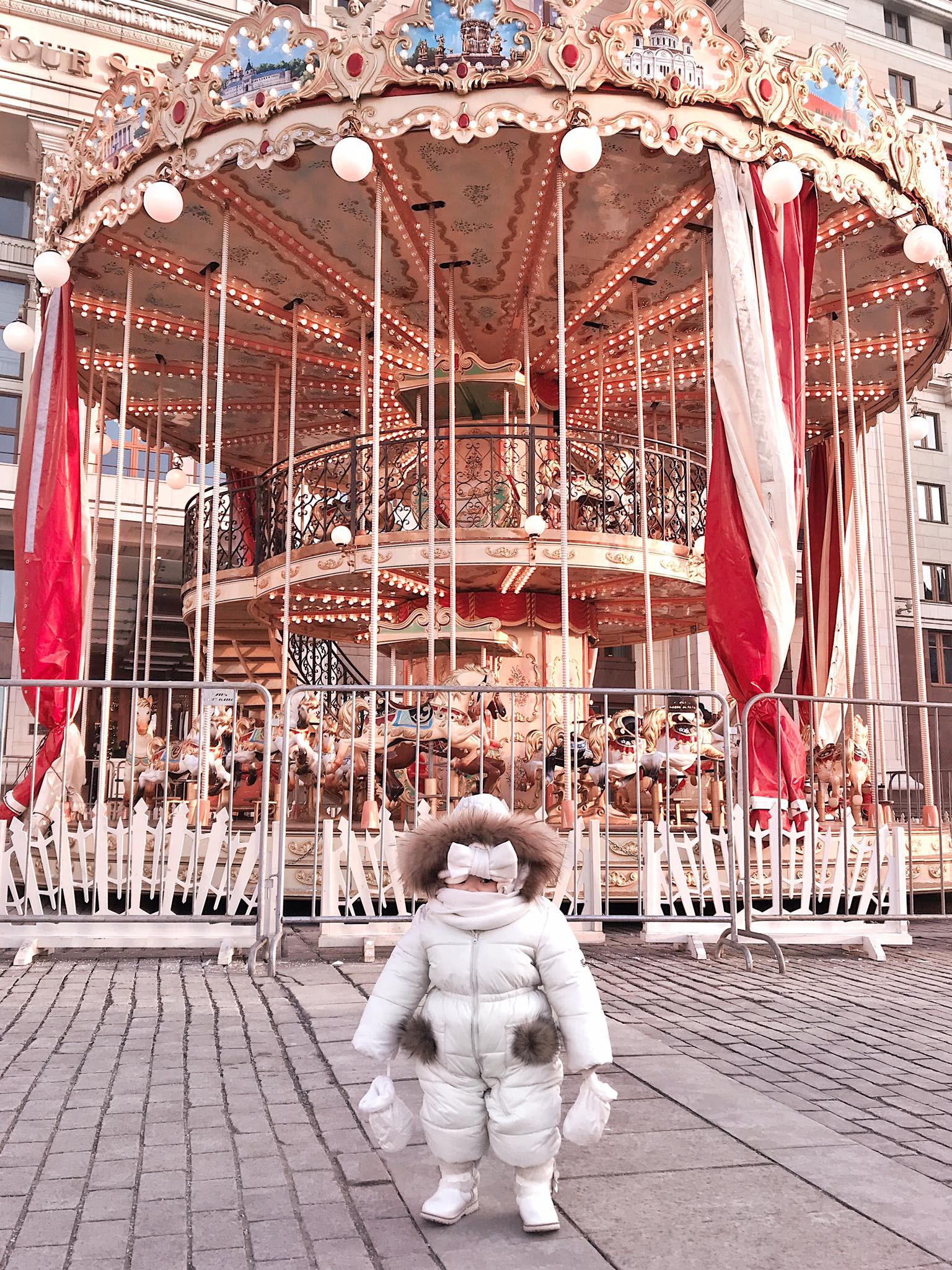 Cô bé Việt mặc kín mít như phi hành gia, chỉ hở đôi mắt tạo dáng chụp ảnh dưới cái lạnh -17 độ ở Nga khiến nhiều người bật cười-1