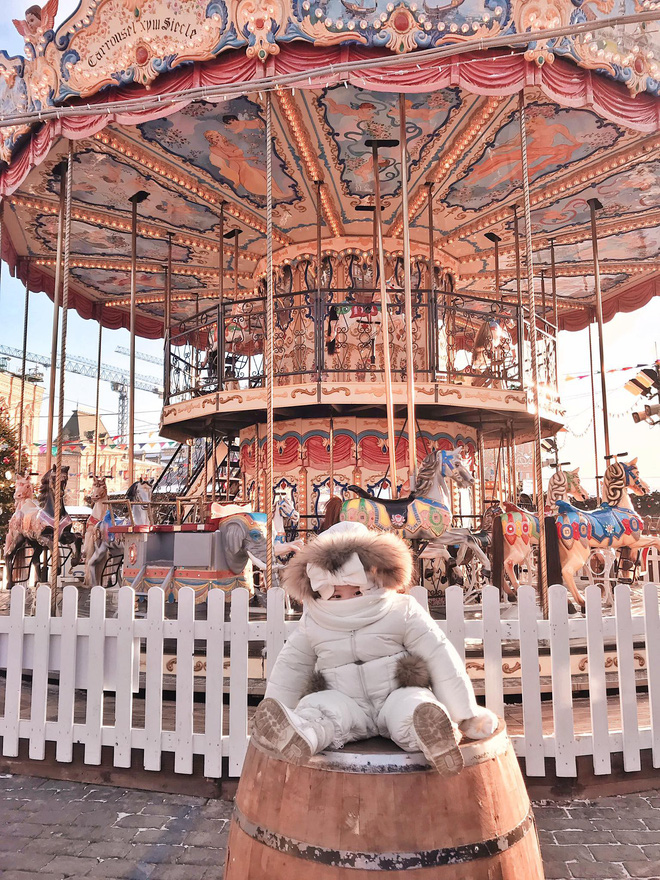 Cô bé Việt mặc kín mít như phi hành gia, chỉ hở đôi mắt tạo dáng chụp ảnh dưới cái lạnh -17 độ ở Nga khiến nhiều người bật cười-2