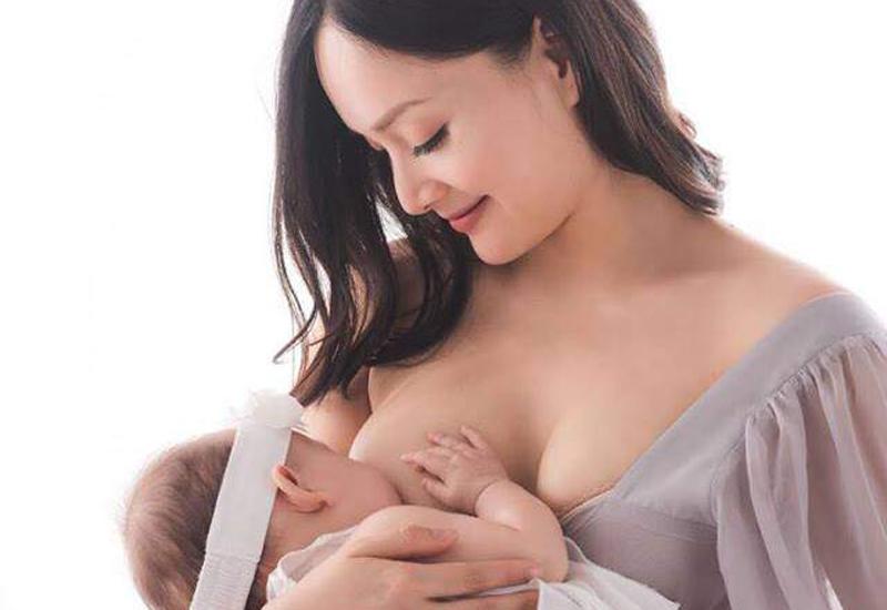 12 mỹ nhân vòng 1 ngoại cỡ vén áo cho con bú đẹp đến nghẹt thở-2