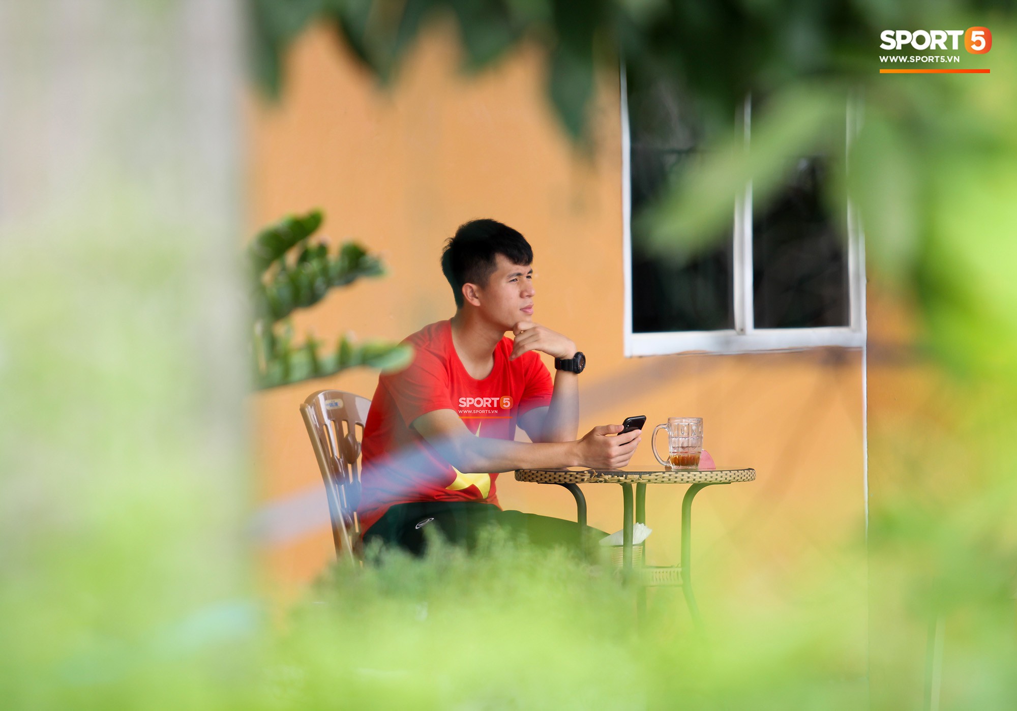 Đình Trọng không dám xem đội tập, ngồi một mình lặng lẽ ở góc khuất thế này đây!-4