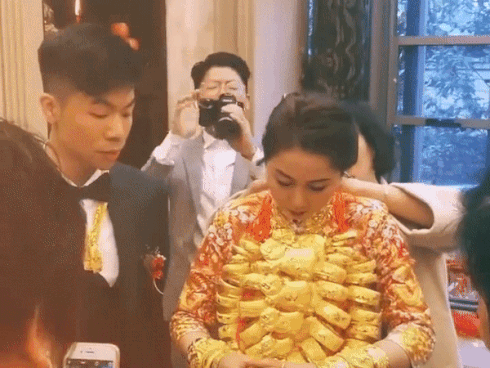 Clip: Cô dâu đeo 'gánh nặng' thay chồng, thanh niên chụp ảnh đứng sau nhăn mặt thích thú