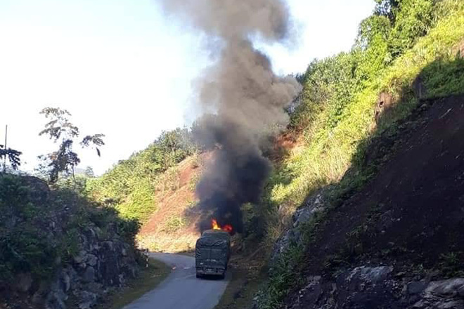 Xe chở gạo hỗ trợ các hộ dân nghèo bất ngờ gặp sự cố khi lên dốc, bốc cháy ngùn ngụt-1