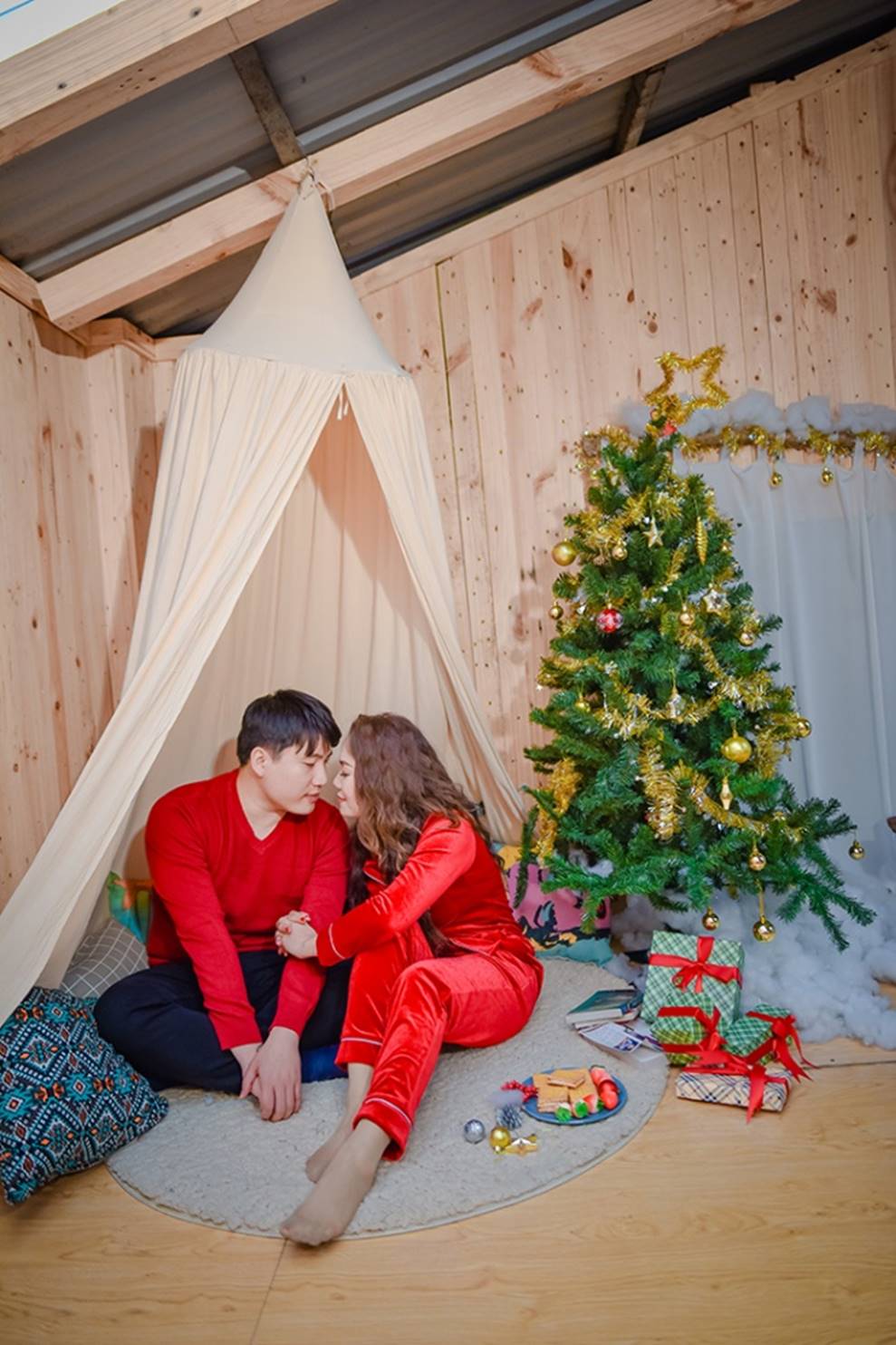 Ngọc Anh tình tứ cùng bạn trai tin đồn ít tuổi trong bộ ảnh Giáng sinh-11