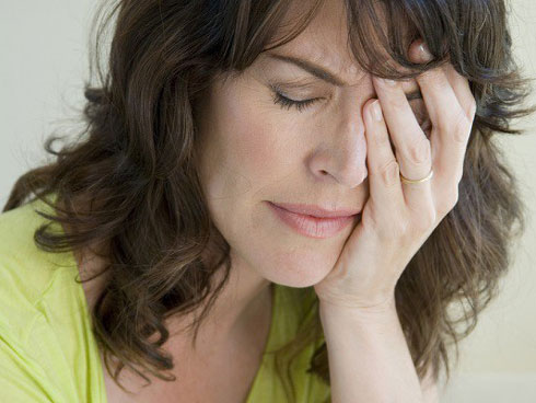 Ra sức chà đạp vì khinh con dâu thứ nghèo, mẹ chồng bật khóc nức nở khi thấy cảnh này-1