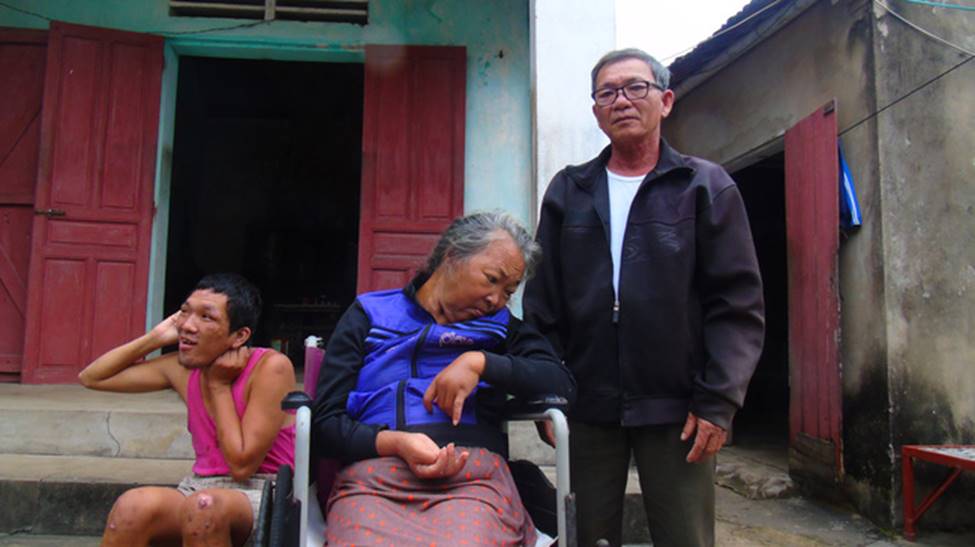 Gánh nặng của cụ ông 64 tuổi một mình chăm con tâm thần, vợ tai biến: Nếu tôi chết, vợ con sẽ sống thế nào đây?-8