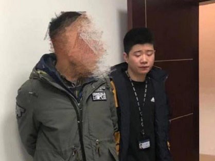 Ra trường 20 năm, ông chú thù dai vẫn quay lại trường đánh thầy giáo cũ vì hay phạt mình lúc đi học