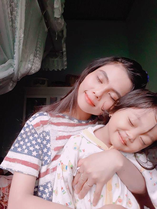 Chị từ chối lấy chồng để đăng quang, em gái HHen Nie đã kết hôn 3 năm, con 2 tuổi-8