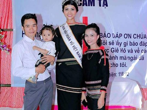Chị từ chối lấy chồng để đăng quang, em gái H'Hen Nie đã kết hôn 3 năm, con 2 tuổi