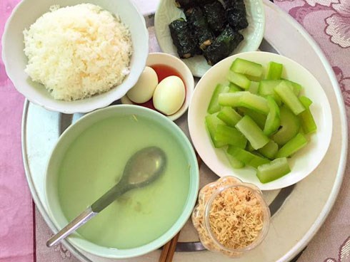 Nghi ngờ cơm cữ mẹ chồng nấu gây mất sữa, nàng dâu hỏi ý kiến chị em nhưng lại bị nói thế này
