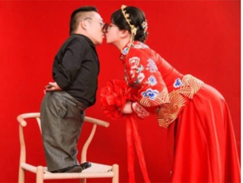 Vượt qua mọi rào cản, cô gái Trung Quốc quyết lấy chồng cao 90cm khiến cả MXH xôn xao