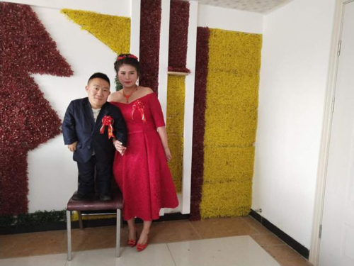 Vượt qua mọi rào cản, cô gái Trung Quốc quyết lấy chồng cao 90cm khiến cả MXH xôn xao-1